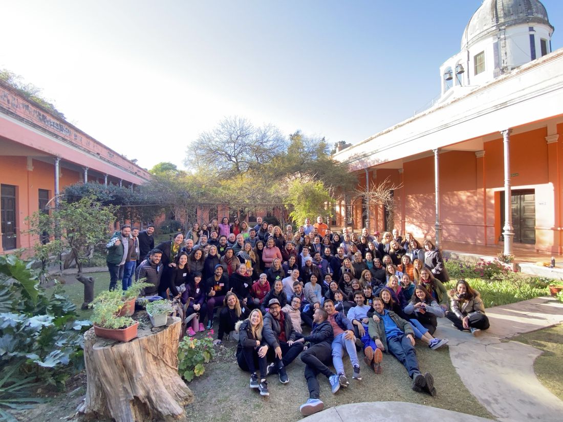 Un grupo enorme reunido en un patio con cúpula