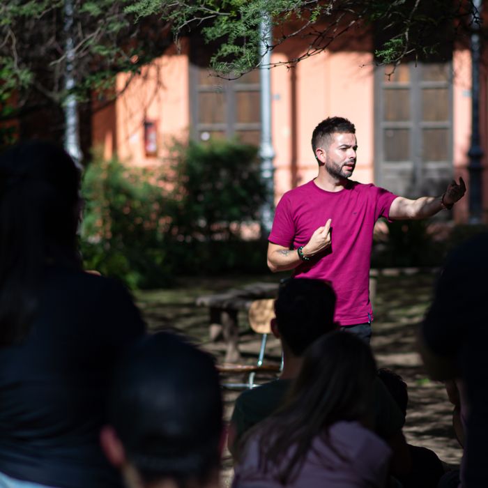 Clase al aire libre en una sede